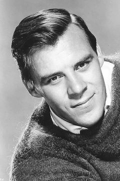 Richard Rust interpreta Captain Alex