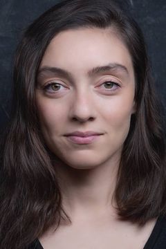 Merve Dizdar interpreta Nuray