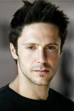 Les Loveday interpreta Young Clinton