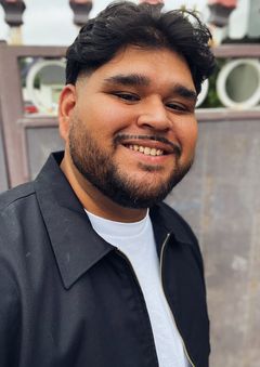 Oscar Pereida interpreta Concert Goer (uncredited)