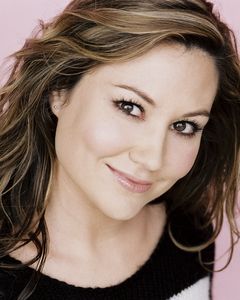 Alicyn Packard interpreta Additional Voices (voice)