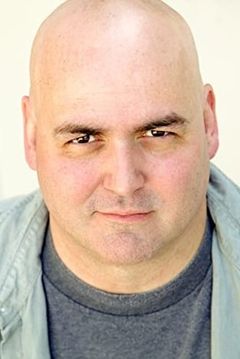Will McLaughlin interpreta Little Mike