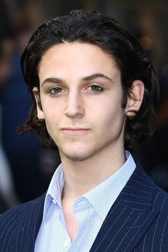 Adam Bregman interpreta Young Geoffrey Bache Smith