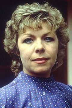 Gwyneth Powell interpreta Girl at Funeral