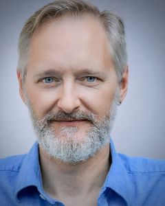 Mark Doerr interpreta German POW Camp Commander