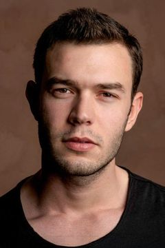 Aytaç Şaşmaz interpreta Emre Acar