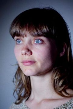 Simone van Bennekom interpreta Lexie (jongere)