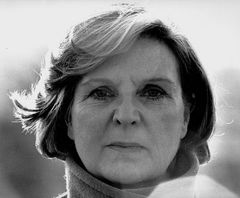 Ann Mitchell interpreta Amanda's Mother
