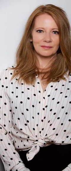 Leigh Ann Taylor interpreta Radio Voice / Stock Market Expert