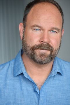Mark Rowe interpreta Sergeant Thomas