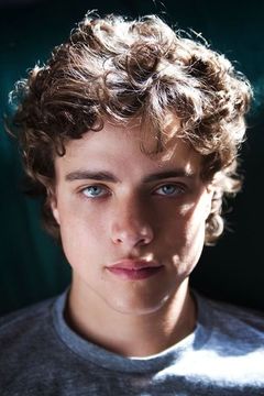 Douglas Smith interpreta Corey Brockfield