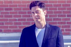 Jay Seals interpreta Prosecutor