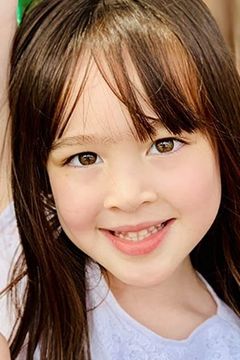 Scarlett Sher interpreta Lily