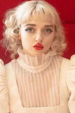 Glüme Harlow interpreta (uncredited)