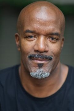 Wayne McDaniel interpreta Museum Person