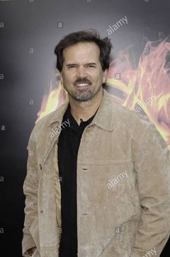 Phillip Troy Linger interpreta Katniss' Father