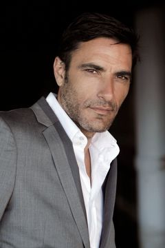 Israel Sáez de Miguel interpreta Captain Carlos Santiago