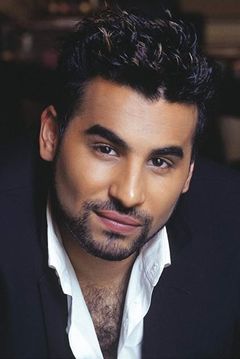 Ameet Chana interpreta Tony
