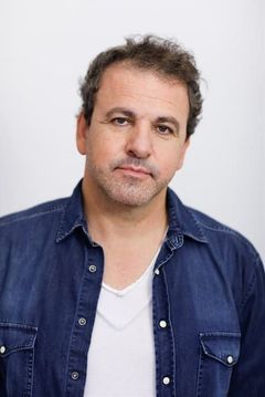 Lionel Rosso interpreta Reporter siège Étienne