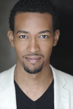 Aaron Moss interpreta Reporter #6
