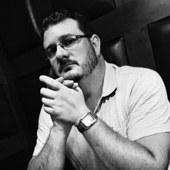 Mark Anthony Del Negro interpreta Pedestrian Onlooker