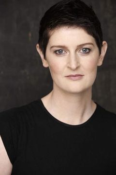 Molly Shaiken interpreta Volleyball Player (uncredited)