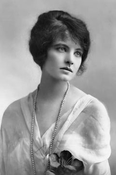 Betty Linley interpreta Mme. Montgomery