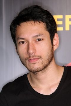 Jason Young interpreta Kim