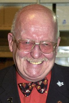 Michael Sheard interpreta U-Boat Captain (uncredited)