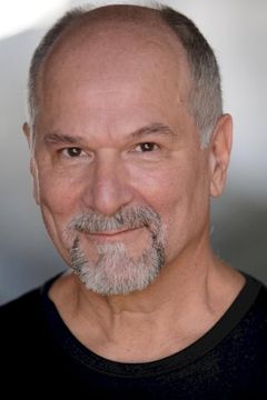 John Kapelos interpreta Chris DeFrank