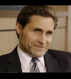 Jonathan Tabler interpreta Adam Bailey