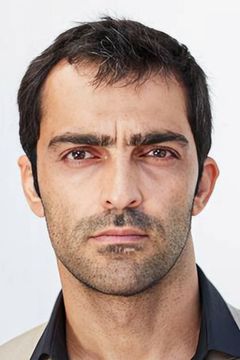 Reza Akhlaghirad interpreta Ghaderi