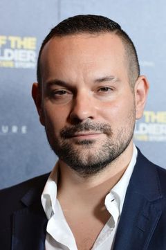 Nick Nevern interpreta Thomas