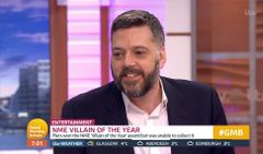 Iain Lee interpreta Master of Ceremonies