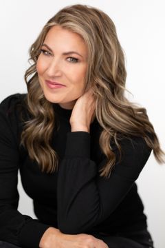 Stephanie Florian interpreta News Reporter