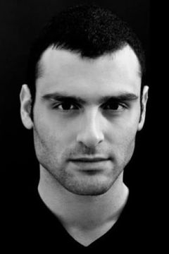 Dane DiLiegro interpreta Chauncey Beast