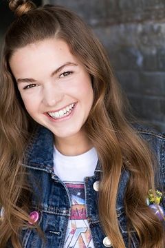 Ellee Jo Trowbridge interpreta Emma