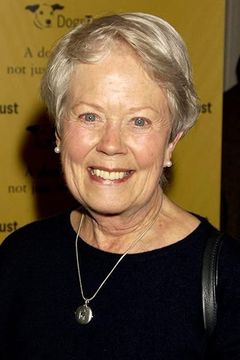 Annette Crosbie interpreta Alice