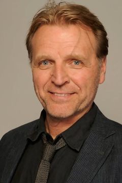 David Rasche interpreta Dean