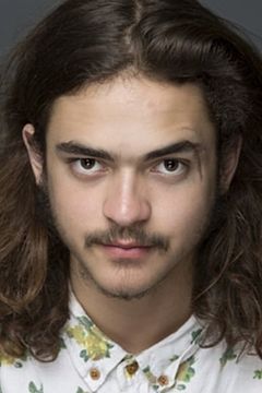 Ethan Alexander McGee interpreta Teenage Boy