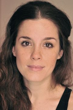 Núria Gago interpreta Police Telephonist (voice)