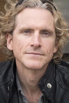 Keith Arbuthnot interpreta Critter Puppeteer