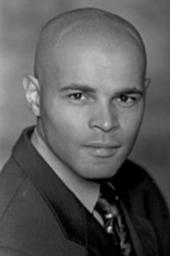 Darren Josephs interpreta Burly Cop