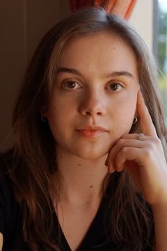 Sydney Brumfield interpreta Amy