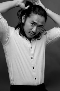 Michael J. Chen interpreta Parker