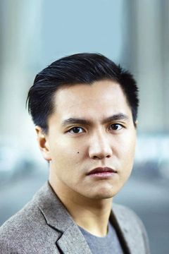 Bernie Yao interpreta Car Rental Clerk