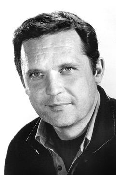 John Vernon interpreta Rico Parra