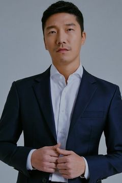 Hong Gi-jun interpreta Park Byoung-sik