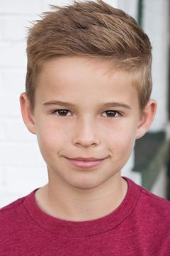 Brayden Benson interpreta Young Jerry