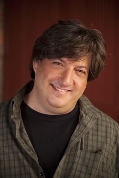 Peter D'Alessio interpreta Shapiro